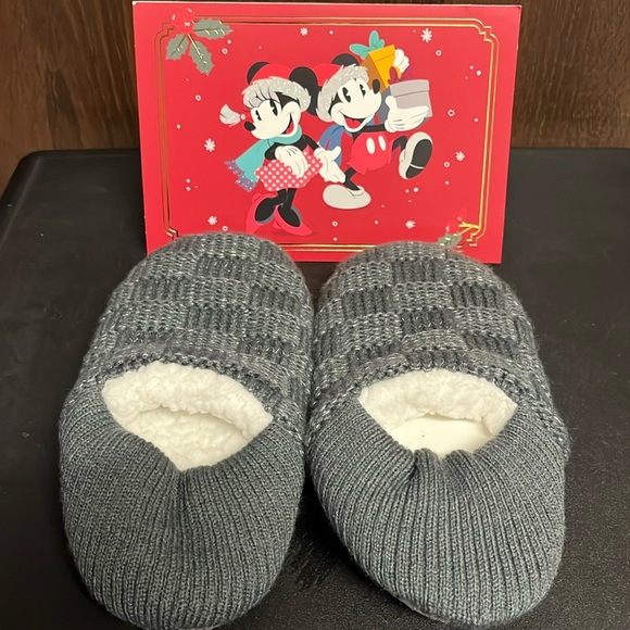 $5 ADD ON ITEMDark Grey Fluffy Home Slippers Kids Size M Foot Booties Girls NWOT - Picture 1 of 5